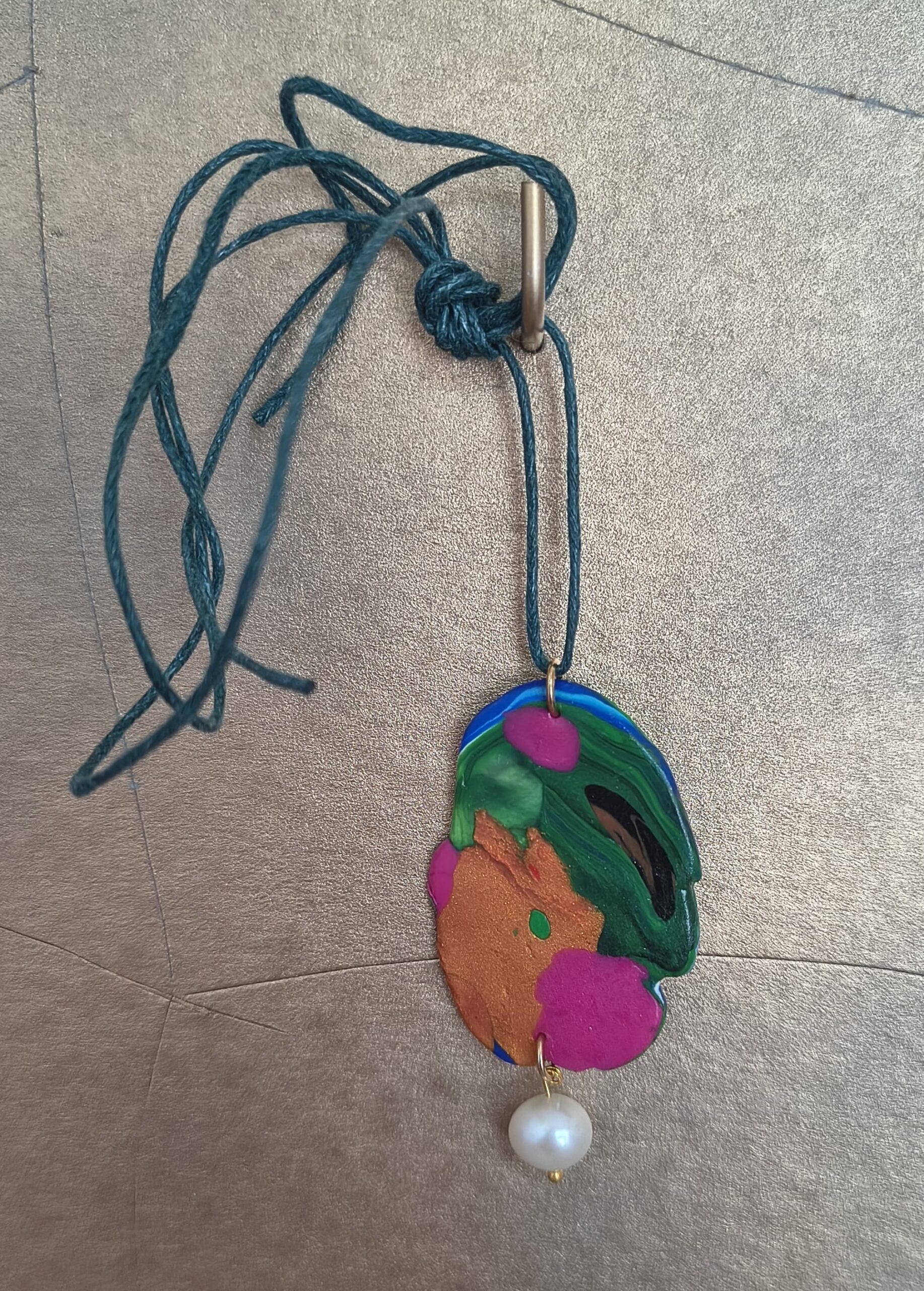 Colgante verde y naranja